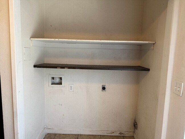 Building Photo - 1122 N Thesta St