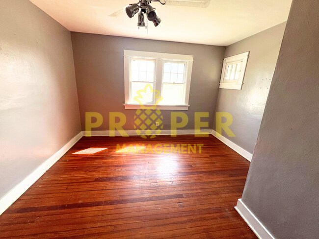 Building Photo - Amazing 3 bedroom / 1 bath house