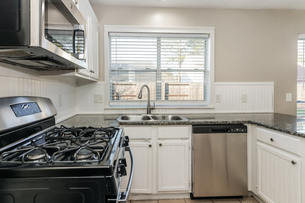 Building Photo - 18162 Holly Green Dr