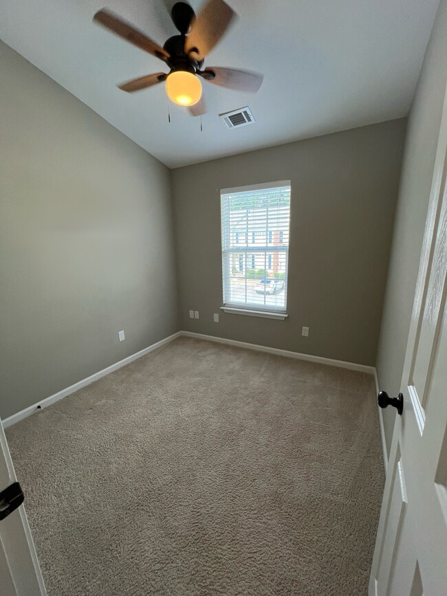 Building Photo - 105 Bumble Cir