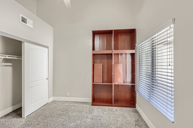 Building Photo - Discover this spacious and well-appointed 2-bedroom + office/den, 2-bath condo located in the hig...