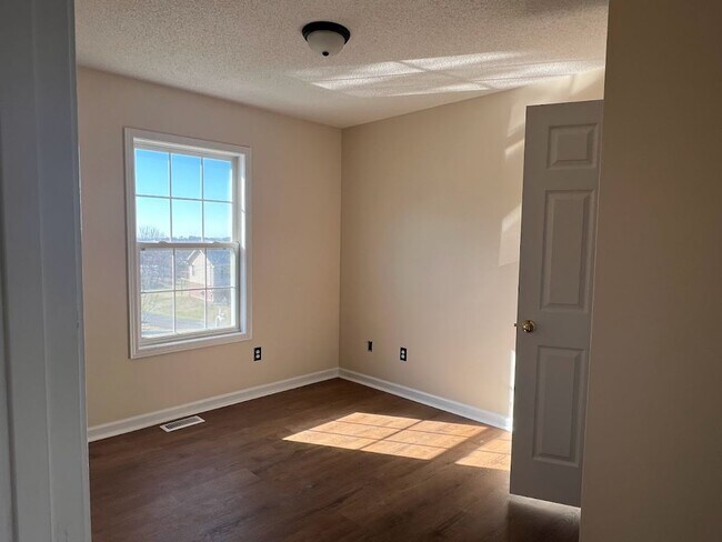 Building Photo - 3 bed 2 bath + 2 car garage- Jonesborough