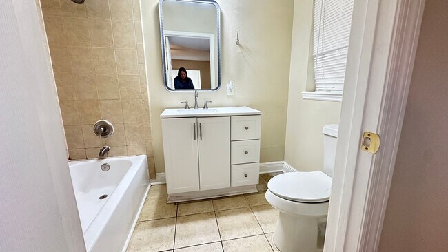 Building Photo - Charming 1BR/1BA Duplex in the Heart of Do...