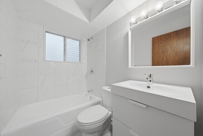 Building Photo - 7709 W Marwood Ave