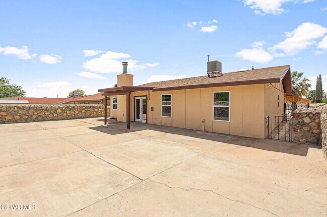 Building Photo - 724 Martha Gale Dr