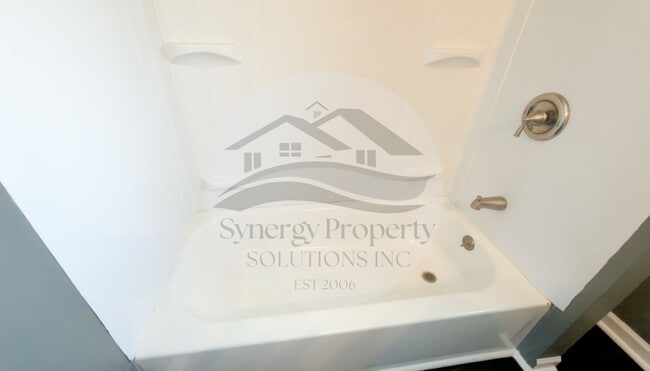 Building Photo - Crestline Home Available Now