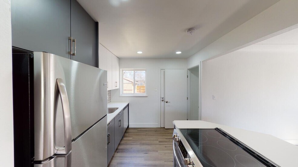 Building Photo - Renovated Park Hill brick home with large ...