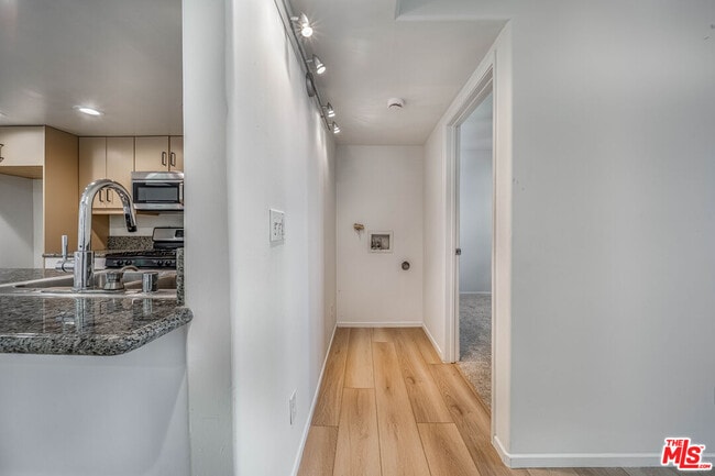 Building Photo - 726 W 37th St