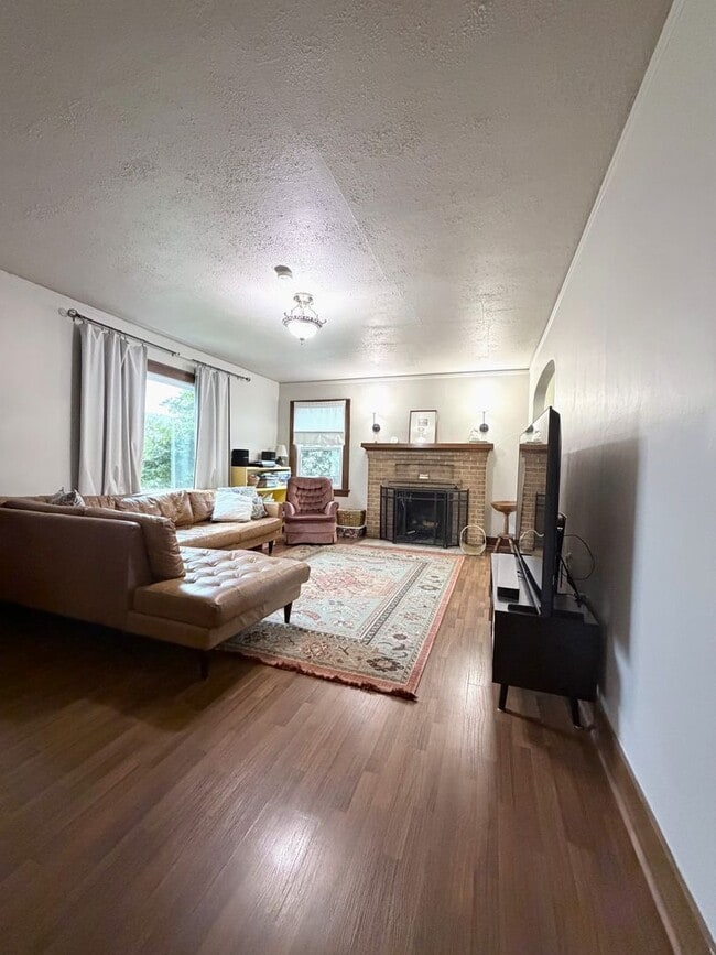 Building Photo - Charming 2 bedroom 1 bath house Available 05/01/2026