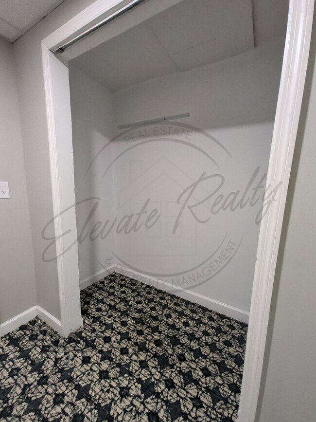 Building Photo - Cozy Garden Apartment in Donelson with a Spring Special!