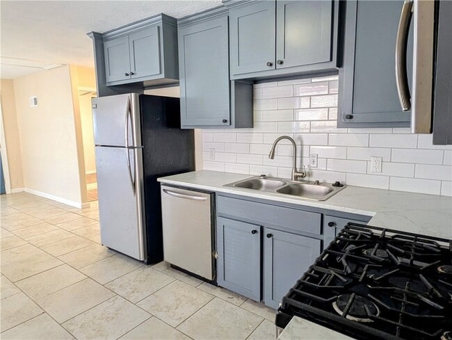 Building Photo - 637 Jester St