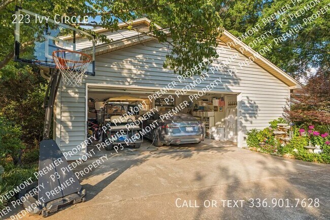Building Photo - 223 Ivy Cir