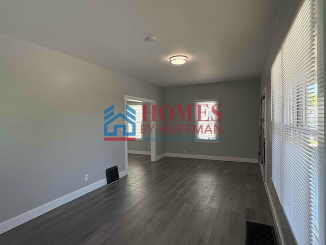 Building Photo - Two Bedroom House | Updated Unit