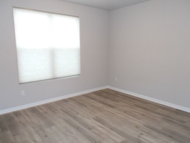 Building Photo - Immaculate 4 BR, 3.5 Bath, 2 Car Garage Ho...