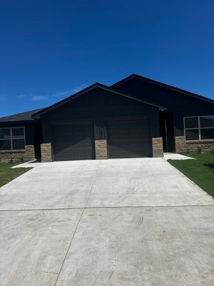 Building Photo - 1165 Lindsey Dr