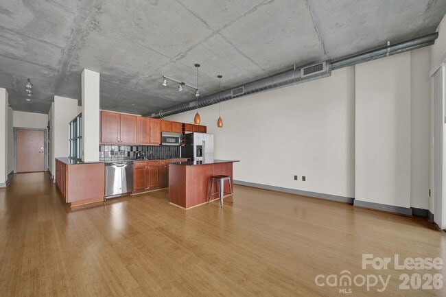 Building Photo - 505 E 6th St