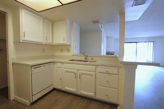 Building Photo - Upstairs 2-Bedroom Condo in South Redlands!