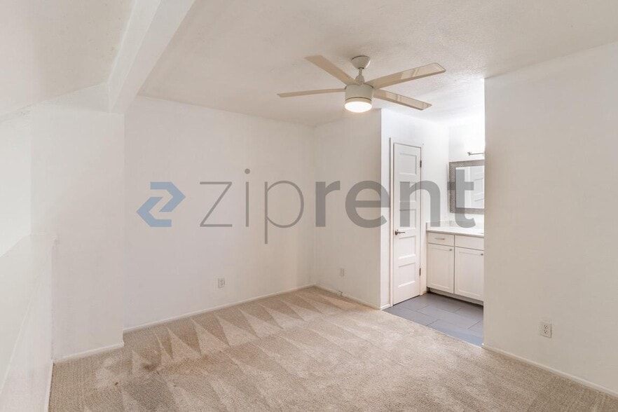 Building Photo - Unit B