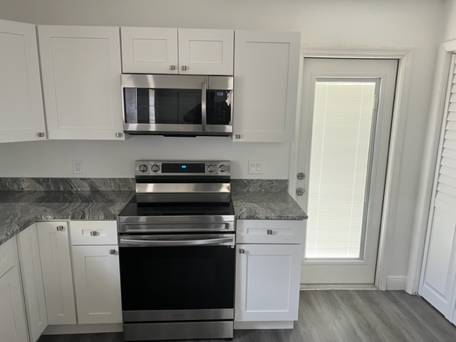 New stainless steel microwave and stove - 4896 SE Horizon Ave