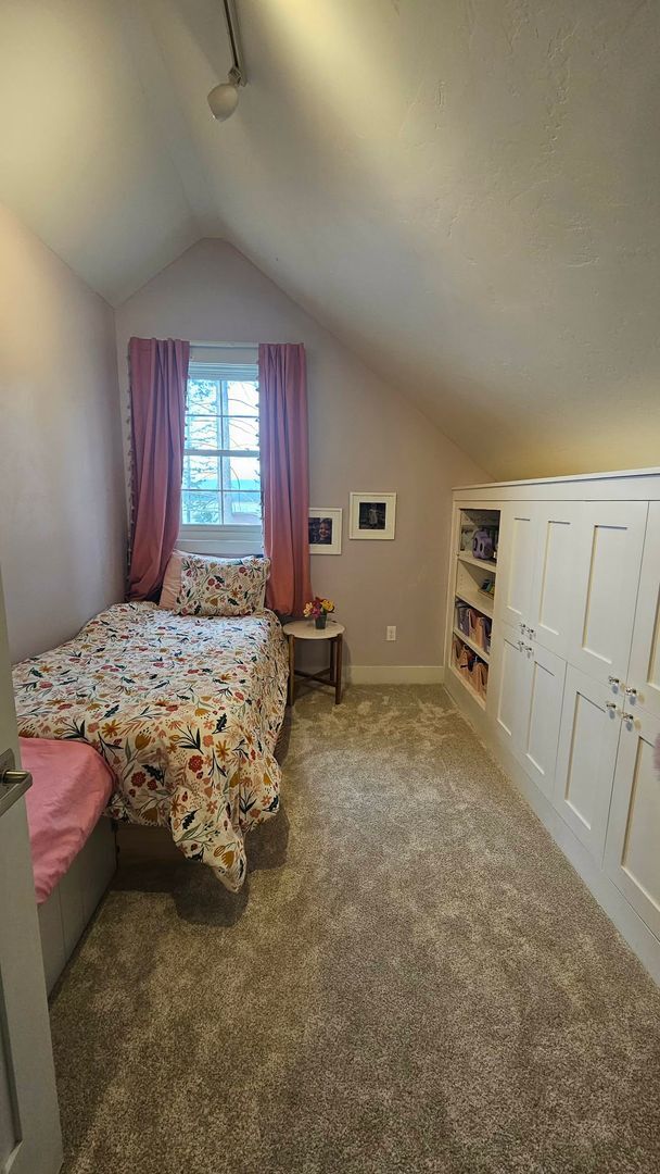 Building Photo - Fully Furnished House plus Mother-in-law suite - Lake Views & Access - Winter Rental Only