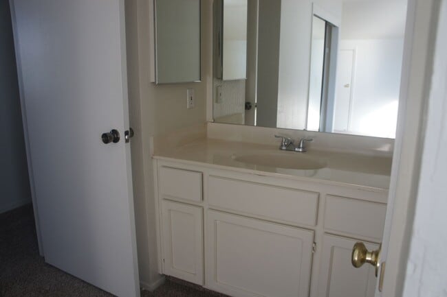 Building Photo - Lots of room