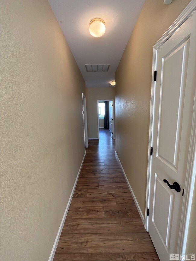 Building Photo - 4875 Crestside Dr