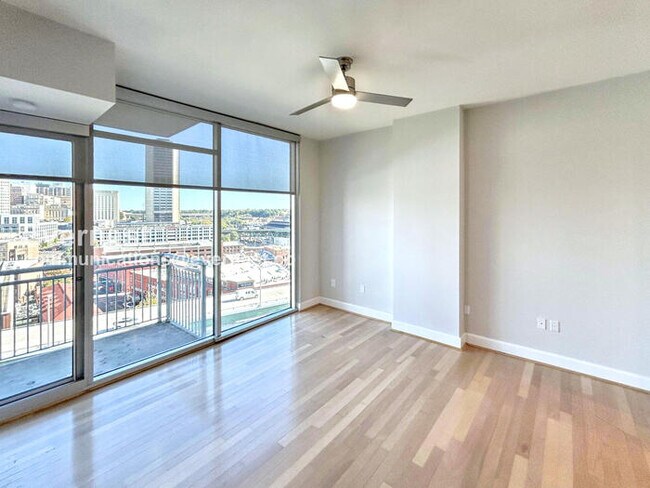 Building Photo - Modern Downtown Richmond 1BR Condo with In-Unit Laundry / Pet- Friendly /  Available Now!