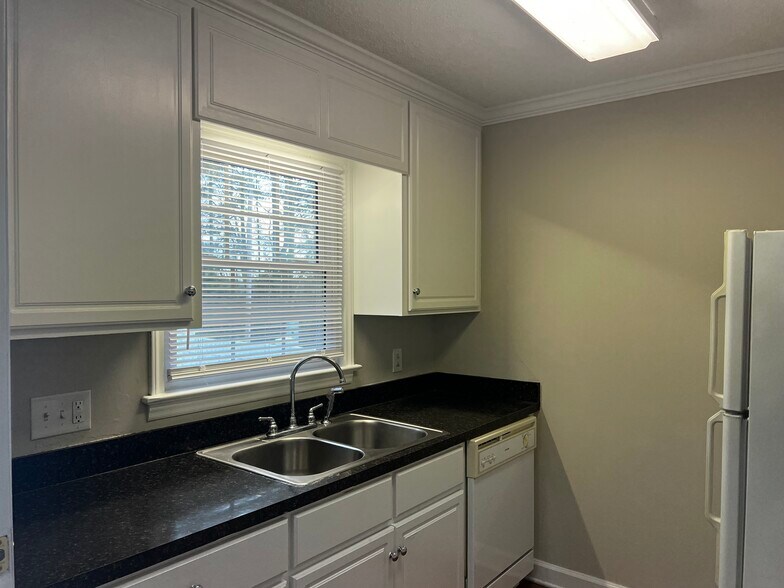 Building Photo - 2507 Saint Christopher Cir SW