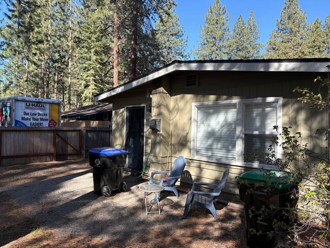 Building Photo - One level cabin with fence yard