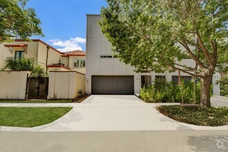 Building Photo - Luxury Townhome in Woodland Heights!