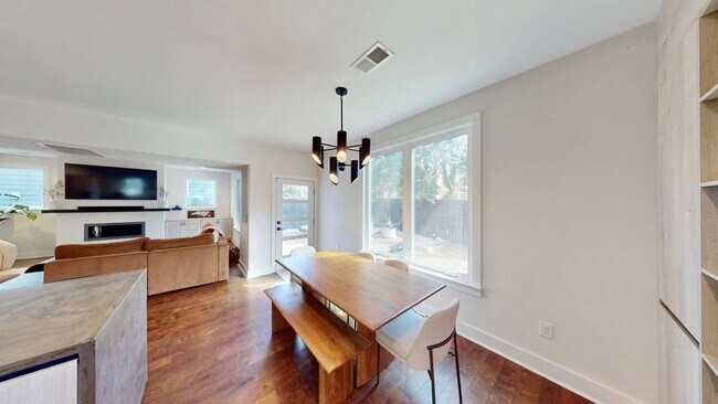 Building Photo - 1220 Lomax Ave