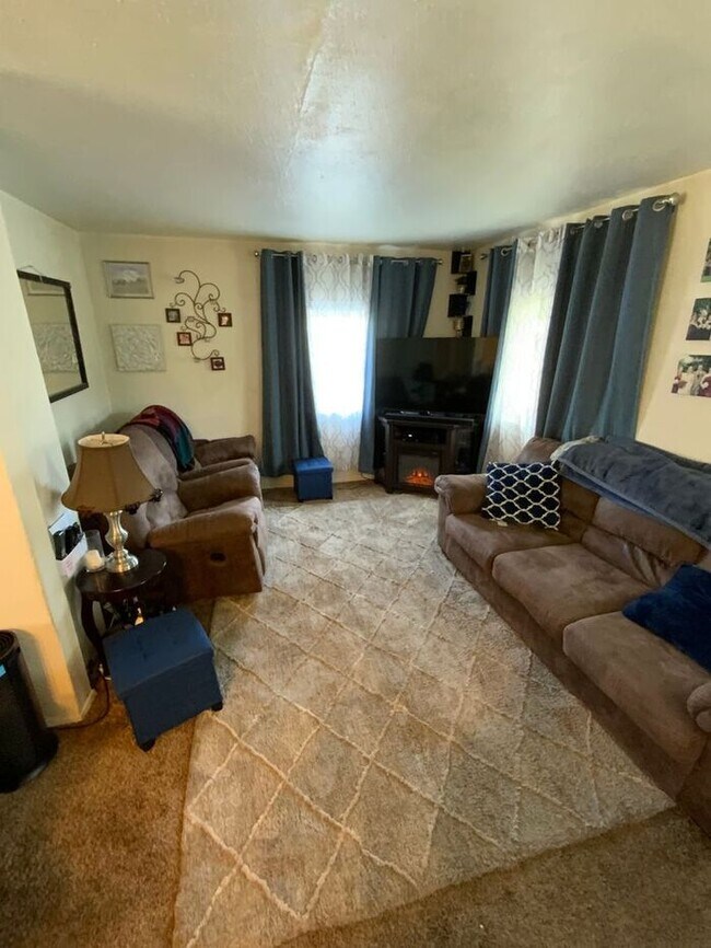 Building Photo - Tacoma home 3bdr 2 bath 1 car garage **** this home is still occupied please do not disrupt the r...