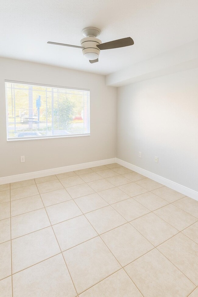 Building Photo - 171 SW Palm Dr