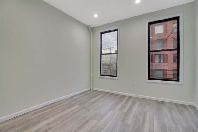 Building Photo - 332 Jackson St