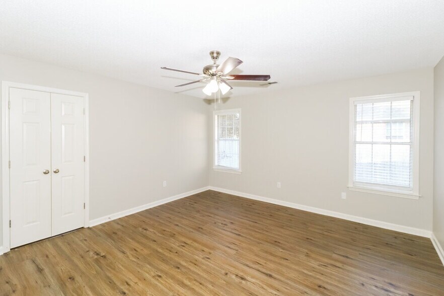Building Photo - 215 Lakewood Dr