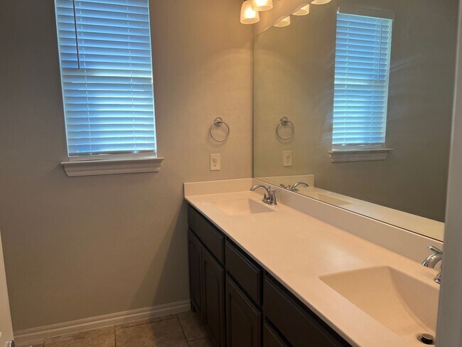 Building Photo - 4  bed 2 bath 2 car in Mustang Schools