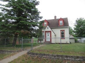 Building Photo - 3 bedroom house with garage