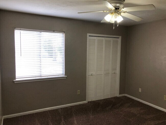 Building Photo - Downstairs unit in Pointe East avail NOW!