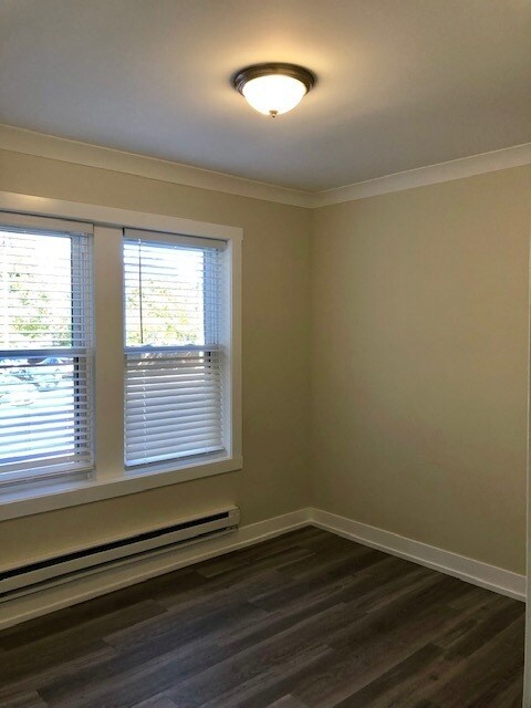 Building Photo - 1417 W Hutchinson St