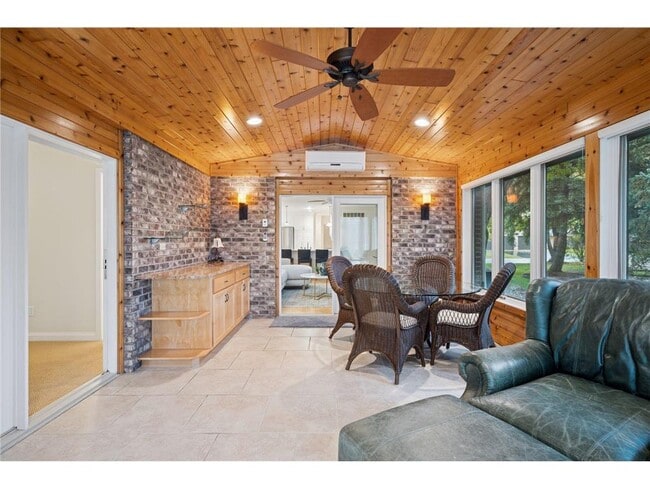 Building Photo - 145 Holly Ln N