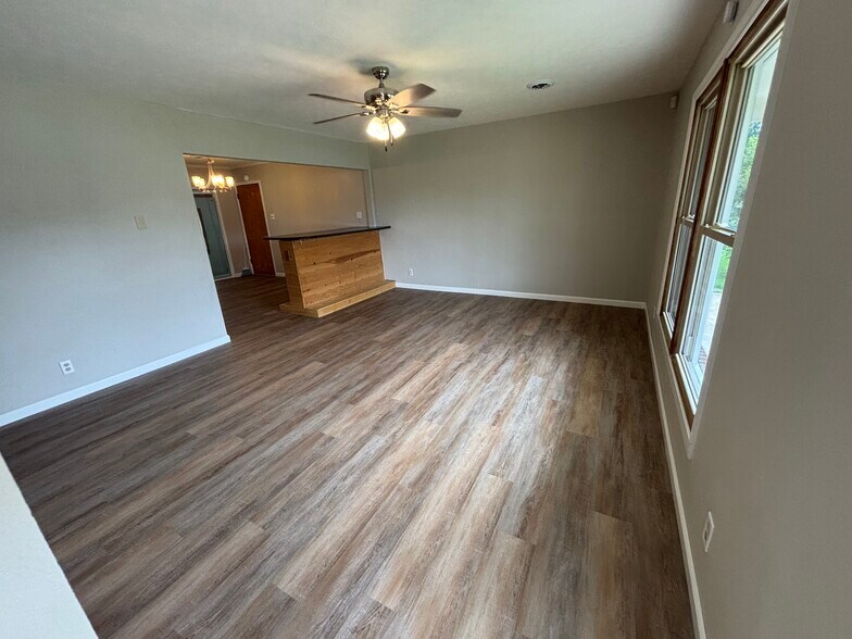 Building Photo - 1405 Cedar St