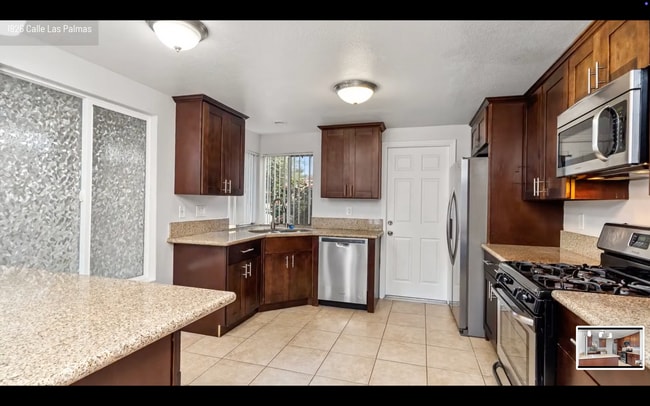 Building Photo - Beautiful Oceanside Home with Vaulted Ceil...