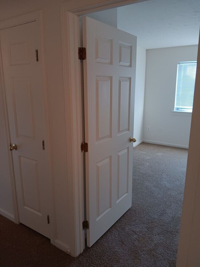 Building Photo - 2 bedroom 1 bath
