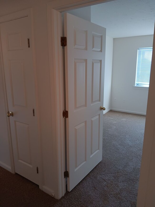 Building Photo - 2-bedroom 1 bath upstairs