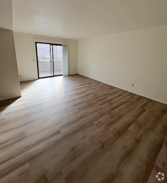 Building Photo - 2 Bedroom Condo in Gated Midvale Community