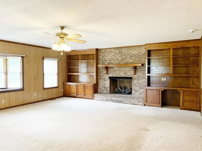 Building Photo - 600 Garrison Rd