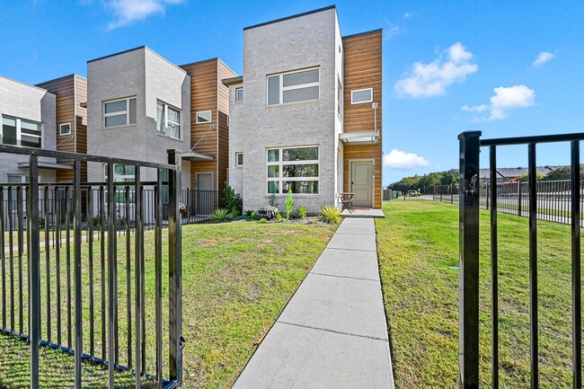 Primary Photo - Gorgeous Modern Luxury in Lewisville