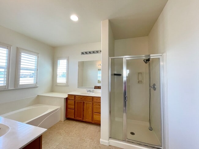 Building Photo - Great 3 bedroom 3 bath home