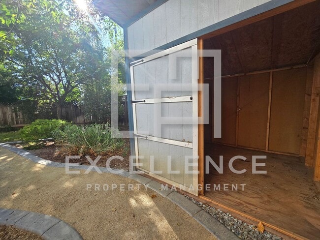 Building Photo - 3087SF 2 Story 5/2.5 House - Community Cab...
