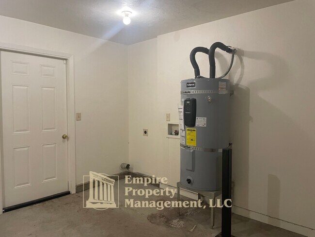 Building Photo - 355 Maple St